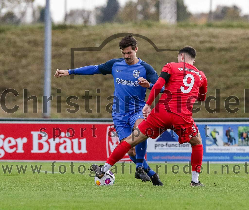 2023-11-04_008_FC_Langengeisling_gegen_VfL_Waldkraiburg | Erding, Deutschland, 04.11.2023:
Fußball, Bezirksliga Oberbayern Ost 2023 / 2024, 16. Spieltag, FC Langengeisling gegen VfL Waldkraiburg, Endergebnis: 2:0

Kilian Stenzel (FC Langengeisling, #32), 
Sebastian Jusic (VfL Waldkraiburg, #9)

Foto: Christian Riedel / fotografie-riedel.net