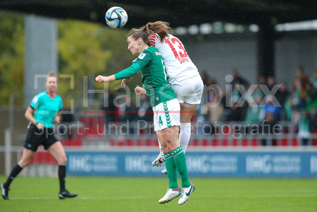 Fussball, Google Pixel Frauen-Bundesliga, RB Leipzig - SV Werder Bremen | v.li.: Michaela Brandenburg (SV Werder Bremen, 14) und Sandra Starke (RB Leipzig, 13) im Kopfballduell, Kopfball, Zweikampf, Action, Aktion, Spielszene, DIE DFB-RICHTLINIEN UNTERSAGEN JEGLICHE NUTZUNG VON FOTOS ALS SEQUENZBILDER UND/ODER VIDEOÄHNLICHE FOTOSTRECKEN. DFB REGULATIONS PROHIBIT ANY USE OF PHOTOGRAPHS AS IMAGE SEQUENCES AND/OR QUASI-VIDEO.