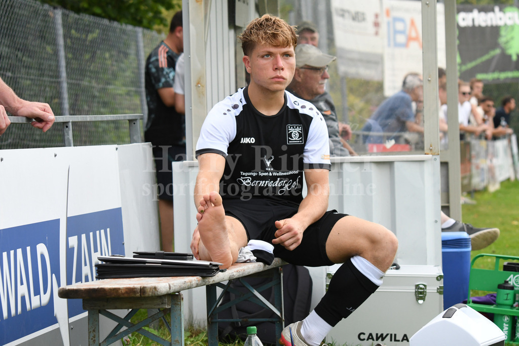 SV Bischofsmais : SpVgg GW Deggendorf | der verletzte Luca Frank (SpVgg GW Deggendorf #13) - Realisiert mit Pictrs.com