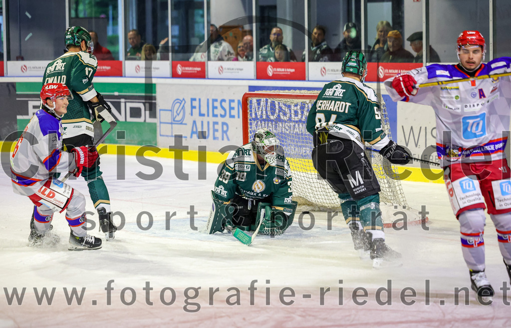 2025-09-14_067_TSV_Erding_gegen_EC_Peiting | Erding, Deutschland, 14.09.2025:Eishockey, Oberliga Süd 2025 / 2026, Testspiel, TSV Erding gegen EC Peiting, Endergebnis: 2:3Elia Ostwald (Erding Gladiators, #17), Torwart Leon Meder (Erding Gladiators, #39), Markus Eberhardt (Erding Gladiators, #94)Foto: Christian Riedel / fotografie-riedel.net