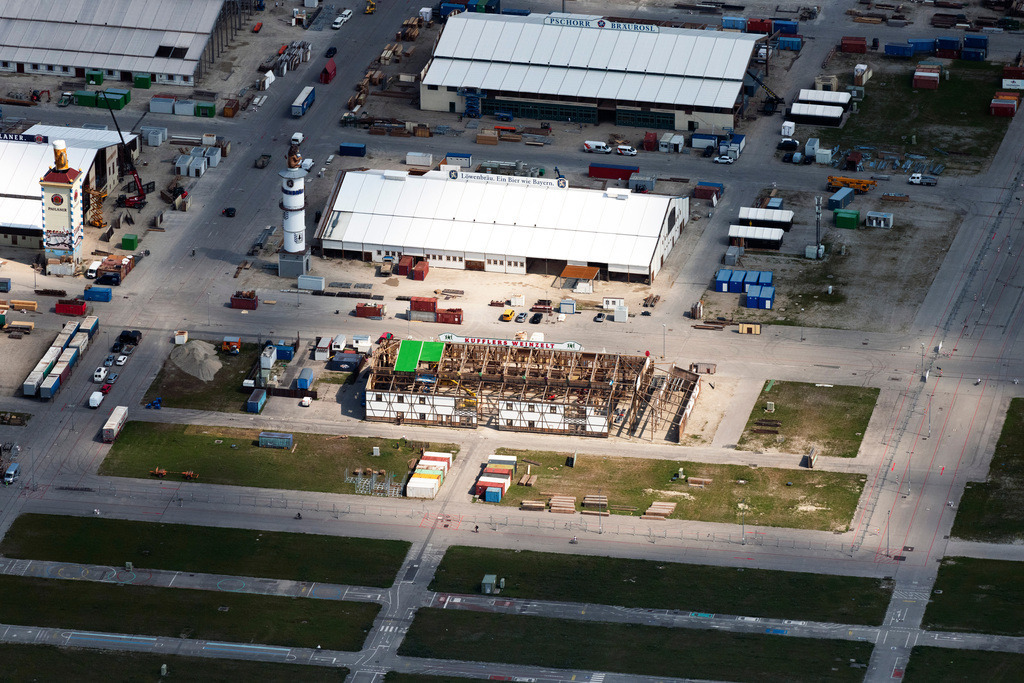 dr__0048535.jpg | MüNCHEN 19.07.2024 Aufbauarbeiten auf dem Festgelände des Münchener Oktoberfestes auf der Theresienwiese an der Wirtsbudenstraße in München im Bundesland Bayern. Der Aufbau der großen Festzelte der Brauereien des mundartlich Wiesn genannten Volksfestes beginnt zwei Monate vor Eröffnung. // Area of the Munich Oktoberfest at the Theresienwiese on street Wirtsbudenstrasse in Munich, Bavaria. Foto: Daniel Reiter
