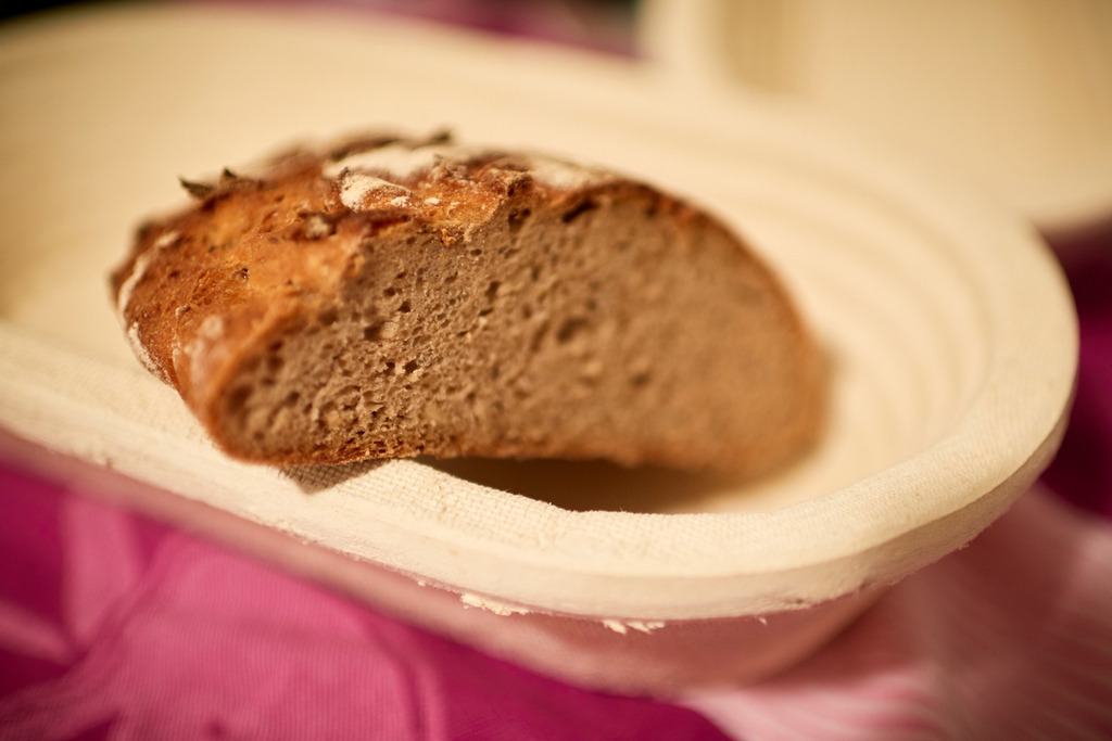 Roggen-Dinkelbrot im Gärkorb | Wien, Austria - February 25, 2018: Fertiges angeschnittenes Roggen-Dinkelbrot im Gärkorb. - Realisiert mit Pictrs.com