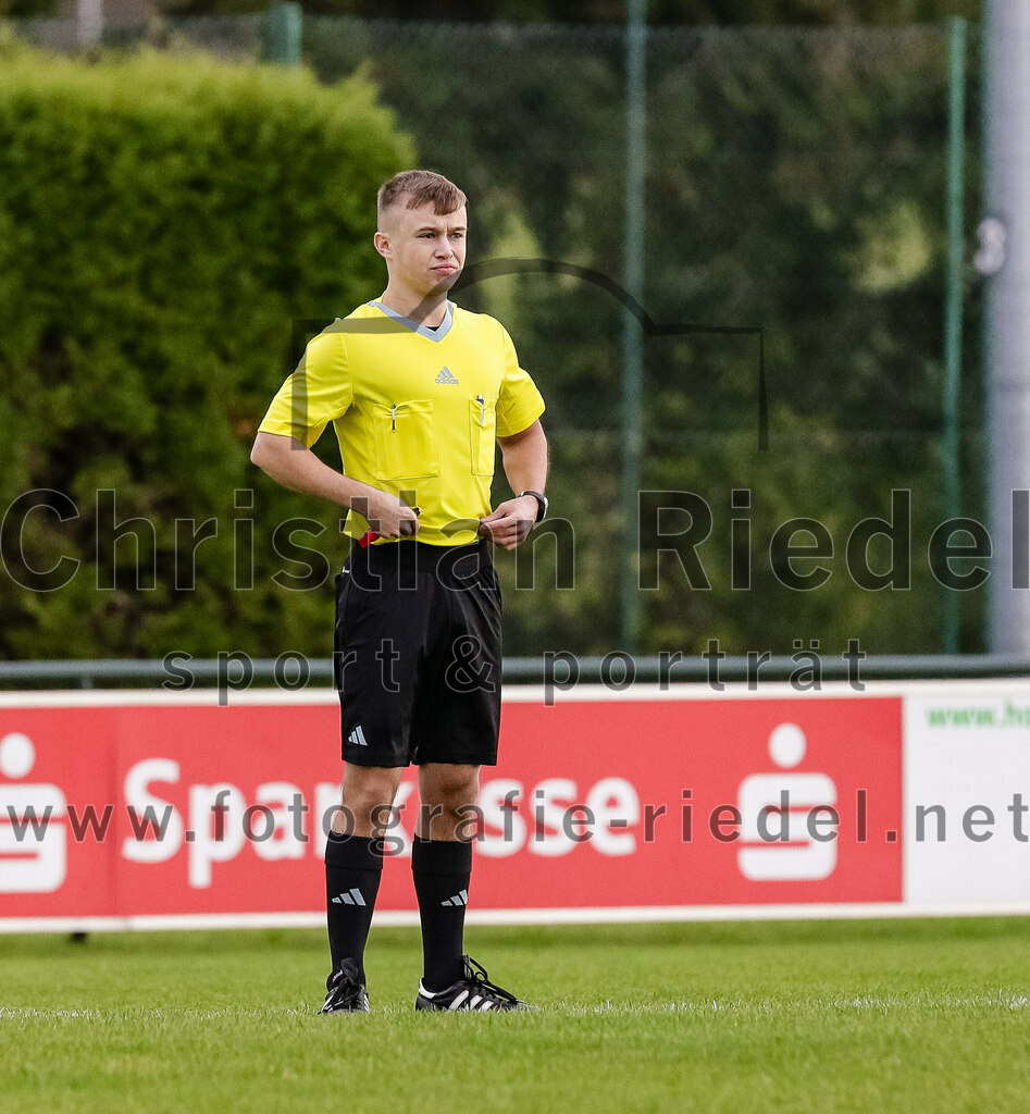 2023-11-04_001_FC_Langengeisling_gegen_VfL_Waldkraiburg | Erding, Deutschland, 04.11.2023:
Fußball, Bezirksliga Oberbayern Ost 2023 / 2024, 16. Spieltag, FC Langengeisling gegen VfL Waldkraiburg, Endergebnis: 2:0

Schiedsrichter Benjamin Findl

Foto: Christian Riedel / fotografie-riedel.net