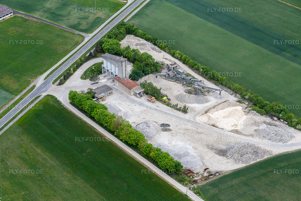 Luftbild: Kies- Tagebau des Beton- und Baustoffmischwerks in Sulzheim im Bundesland Bayern in Deutschland. Foto: IMG_078969.jpg vom 14.05.2015 durch Werner Riehm/FLY-FOTO.de