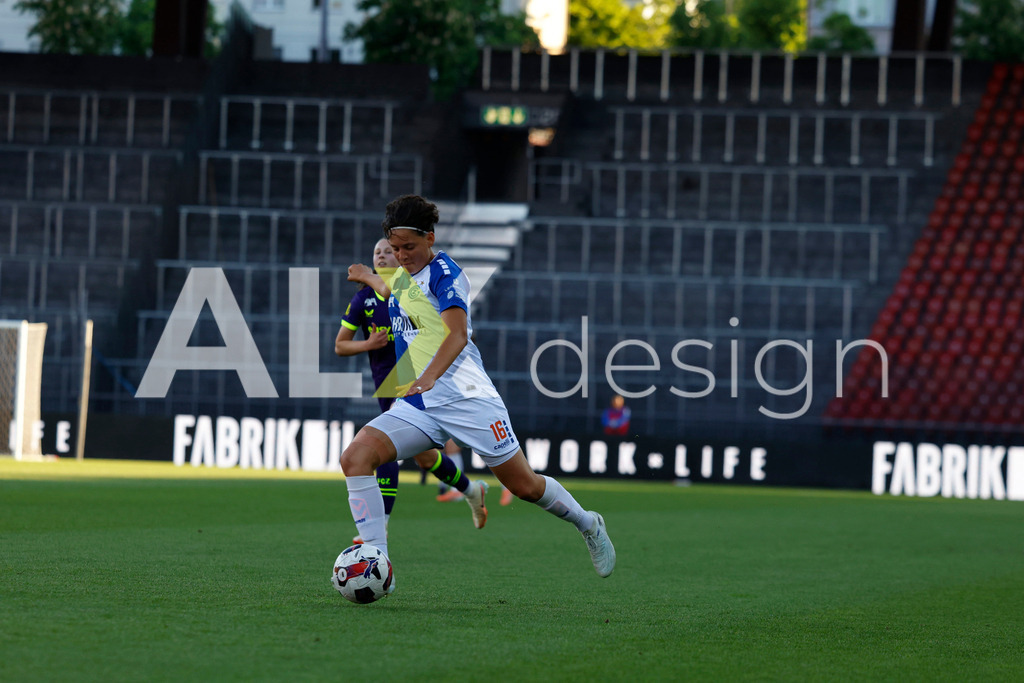 GC Zürich vs FC Zürich - AXA Women’s Super League Playoffs - Stadion Letzigrund | EMANUELA PFISTER of Grasshopper Club Zürich pass during the AXA Women’s Super League Playoffs quarter-final second leg between GC Zürich and FC Zürich at Stadion Letzigrund, Zurich, Switzerland. - Realisiert mit Pictrs.com