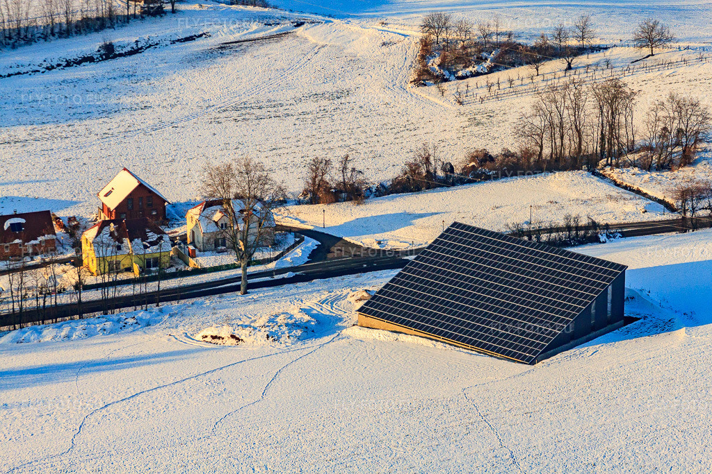 Vue aérienne: Grange avec toit solaire photovoltaïque en hiver sous la neige à Neewiller-près-Lauterbourg dans le département Bas Rhin, France – .Photo: IMG_36670.jpg prise le 05/01/2011 par Werner Riehm/FLY-FOTO.eu – Résolution de l'original: 4752 x 3168 px