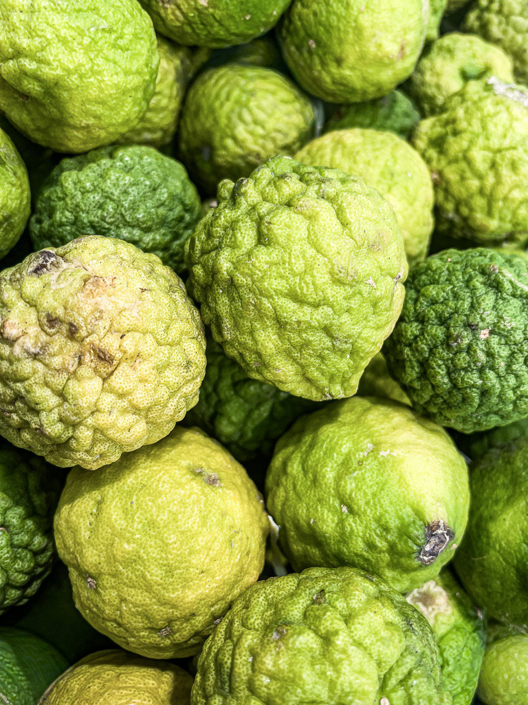 Kaffir-Limetten – Exklusive Food-Textur im Makro-Fokus | Einzigartige Oberflächenstrukturen und lebendiges Grün für deine Wände. Diese detailreiche Makroaufnahme fängt die markante, intensiv schrumpelige Schale von frischen Kaffir-Limetten in maximaler Schärfe ein. Ein faszinierender, organischer Eyecatcher, der als hochwertiger Fine Art Print, edles Alu-Dibond oder Galerie-Leinwand perfekt in moderne Küchen, exklusive Essbereiche oder stilvolle Bars passt. - Realisiert mit Pictrs.com