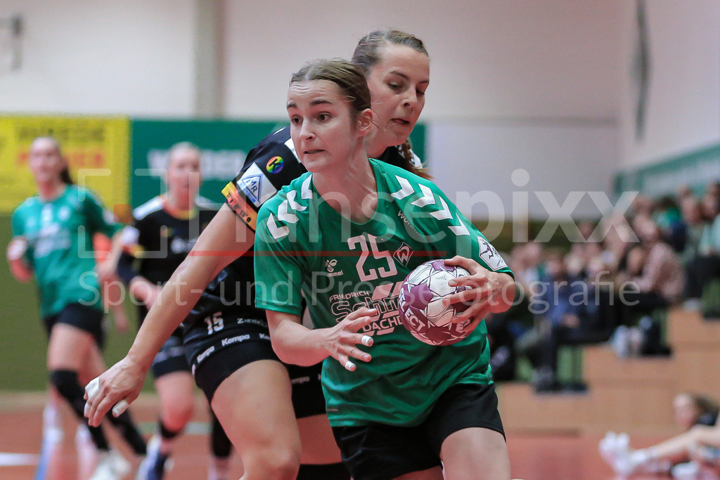 Handball, Testspiel Frauen, SV Werder Bremen - VfL Oldenburg | v.li.: Emy-Jane Hürkamp (SV Werder Bremen, 25) und Merle Carstensen (VfL Oldenburg, 15) im Zweikampf, Duell, Spielszene, Aktion, Action
