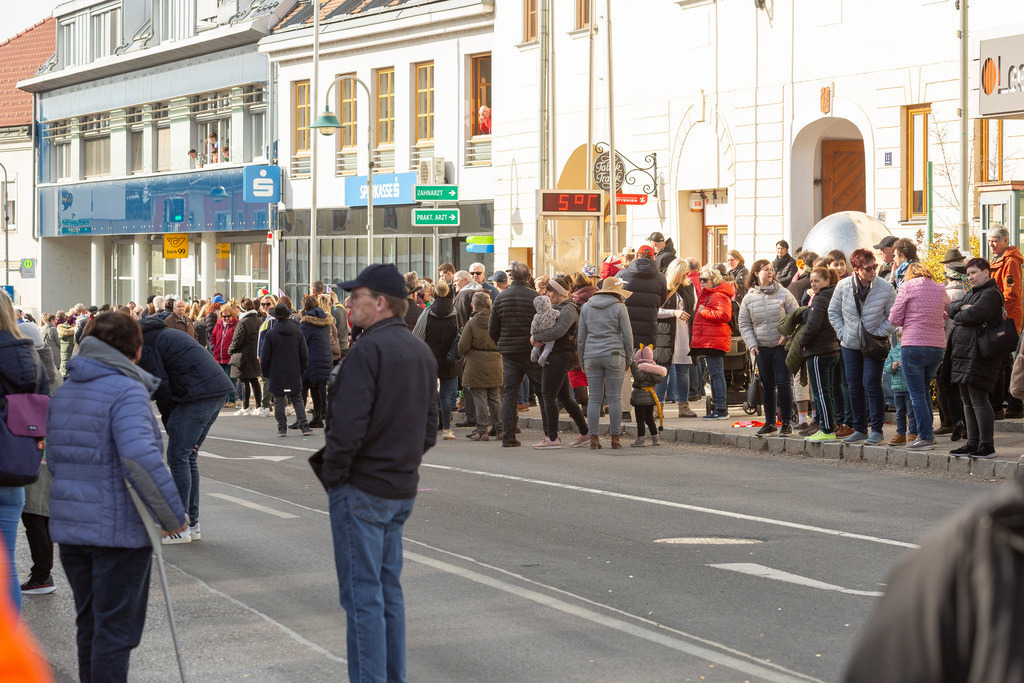 Umzug2025-079_9740 | Fotostrecke: FASCHINGSUMZUG 2025 in Loosdorf. 22 Masken(gruppen)-Teilnehmer: Loosdorfer Vereine, Wirtschaftstreibende, Gemeindeabordnungen sowie Kreditinstitute. rund 700 Besucher entlang der Hauptstrasse. Veranstaltungs-Sicherung durch Mannschaft der FF-Loosdorf mit schwerem Gerät. Maskenprämierung am EKZ-Platz durch Bgm. Thomas Vasku in den Kategorien: Bester Festwagen (Fa. gkonzept-Groissenberger; Beste Personengruppe-ASK-Loosdorf; Beste Einzelperson; Weiteste Anreise-FF Schollach;
