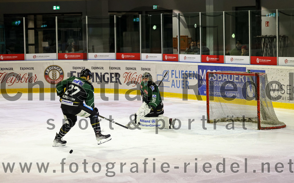 2022-11-04_108_Eishockey_TSV_Erding_gegen_TSV_Peissenberg | Erding, Deutschland, 04.11.2022:
Eishockey, Bayernliga 2022 / 2023, 10. Spieltag, TSV Erding gegen TSV Peißenberg, Endergebnis: 4:3

Mark Waldhausen (Erding Gladiators, #27), Torwart Christoph Schedlbauer (Erding Gladiators, #31)

Foto: Christian Riedel / fotografie-riedel.net