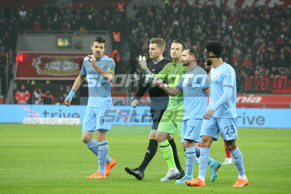 Bayer 04 Leverkusen - VFL Bochum 1848 | Schiedsrichter Timo Gerach (mitte) - © Sportfoto-Sale (MK - Realisiert mit Pictrs.com