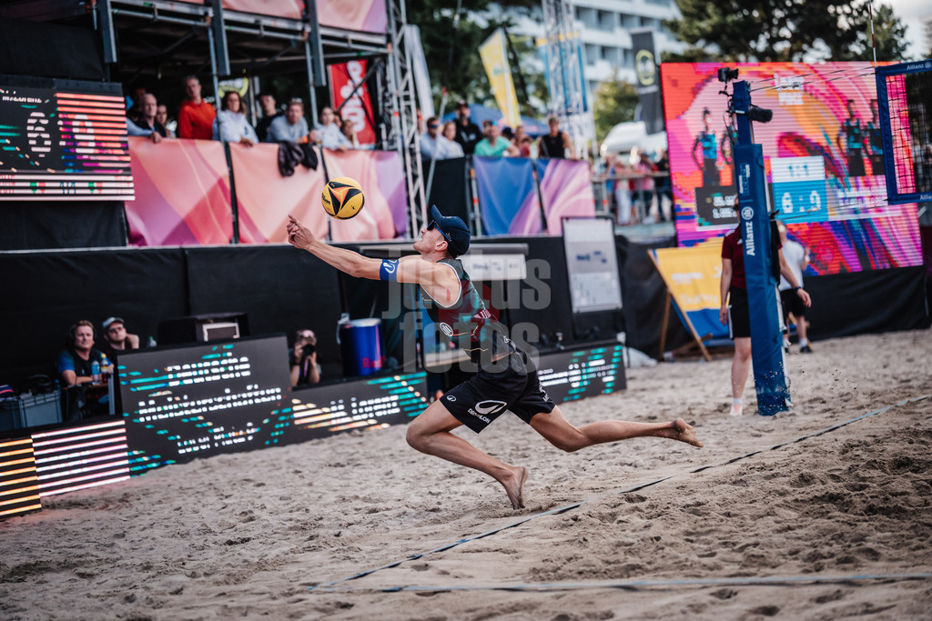 Beachvolleyball | Männer | Deutsche Meisterschaften 2025 Timmendorfer Strand | 05.09.2025 | Momme Lorenz spielt den Ball
