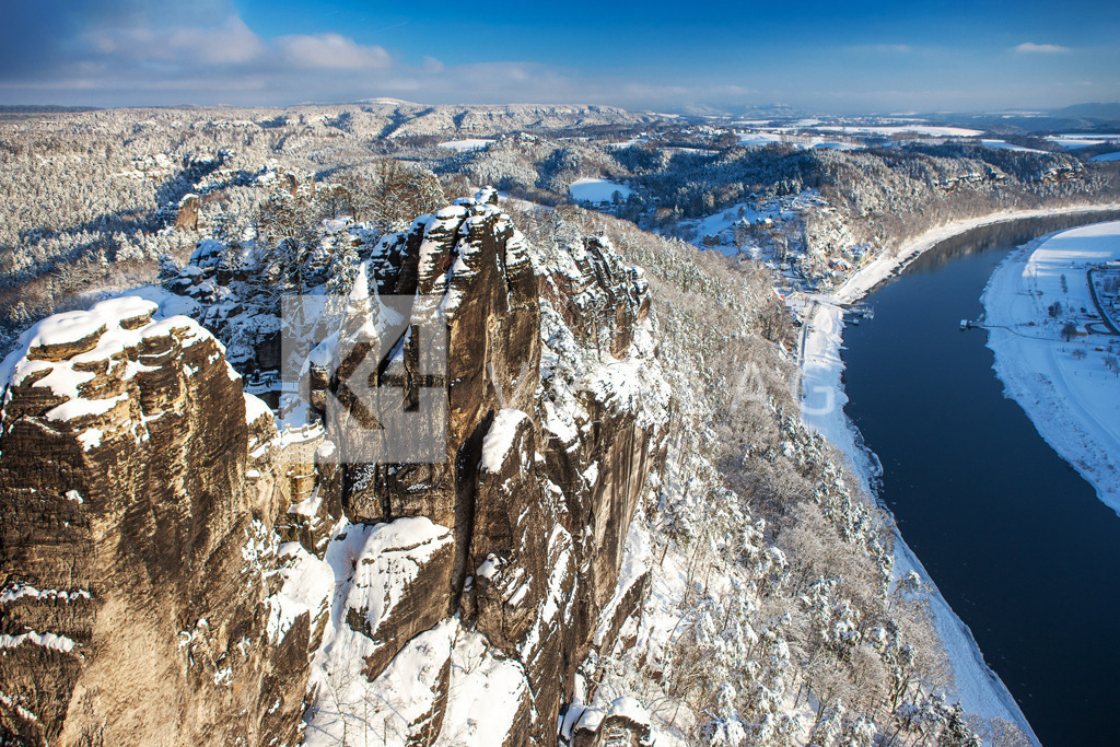 Wandbild-Bastei-Rathen-Winter-8J90074 | Winterliche Aussicht von der Bastei auf den Kurort Rathen - Realisiert mit Pictrs.com
