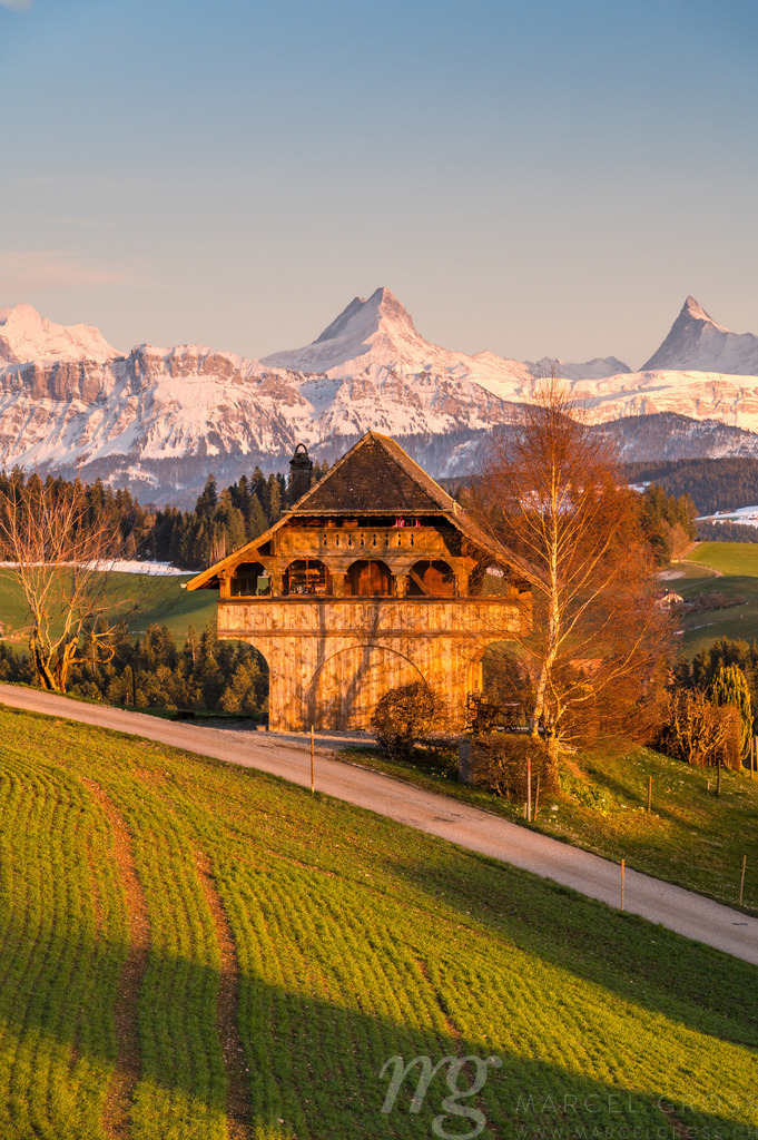 Stöckli at sunset with Schreckhorn in the Background | Die ideale Geschenkidee für Naturliebhaber. Naturbilder von Marcel Gross Photography für ihr Zuhause in den verschiedensten Formaten und Materialien. - Realisiert mit Pictrs.com