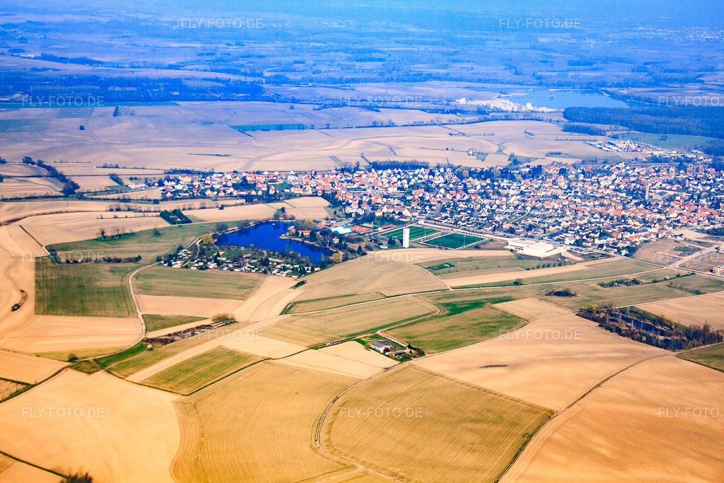 Luftbild: Ortsansicht von Südwesten mit Gemeinde-Campingplatz am See in Gambsheim im Bundesland Bas-Rhin in Frankreich.Foto: IMG_62903.jpg vom 09.03.2014 durch Werner Riehm/FLY-FOTO.deAuflösung des Originals: 4752 x 3168 pxGemeinde-Campingplatz - Visit AlsaceZone de Loisirs / Camping - Commune de Gambsheim