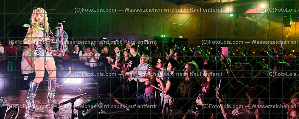 ALP4553_BergBauernTour-Konzert_Naschenweng Melissa | (C)FotoLois.com, Alois Spandl, BergBauernTour 2023 - Melissa Naschenweng, Tourstop in Wieselburg, Konzert im NV-Forum Wieselburg, Sa 8. April 2023.
