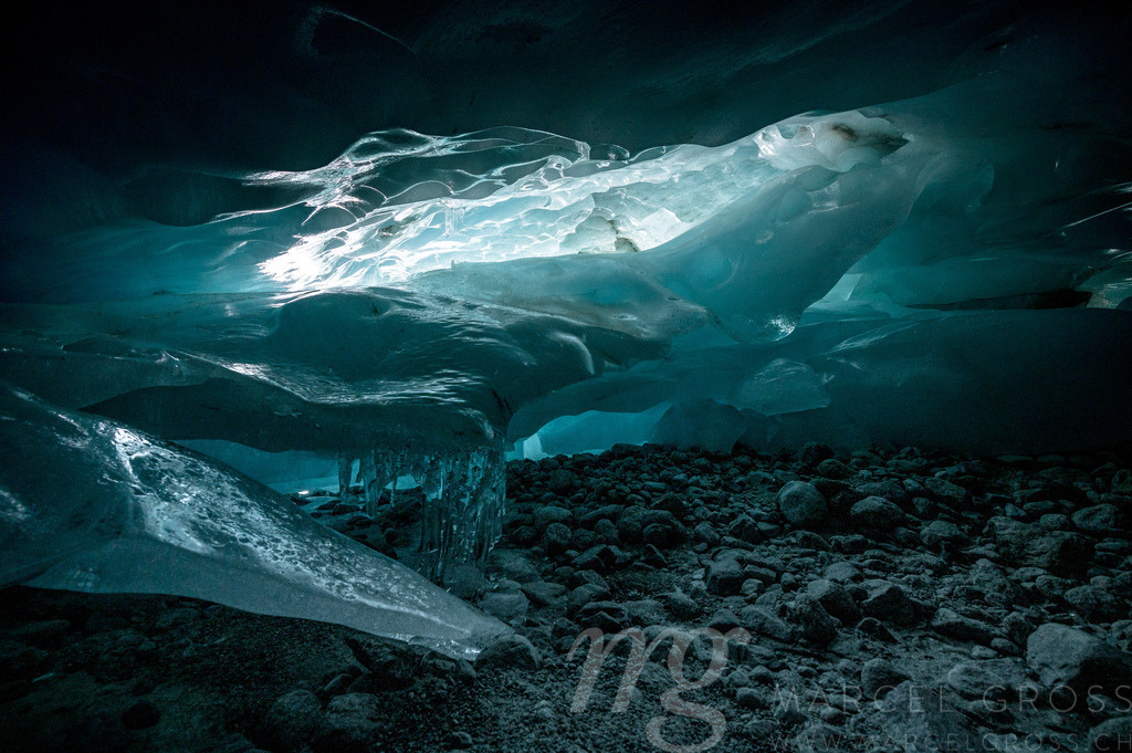 ice cave in Glacier in Switzerland | Die ideale Geschenkidee für Naturliebhaber. Naturbilder von Marcel Gross Photography für ihr Zuhause in den verschiedensten Formaten und Materialien. - Realisiert mit Pictrs.com