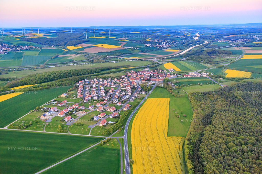 Luftbild: Ortsansicht von Westen im Ortsteil Weyer in Gochsheim im Bundesland Bayern in Deutschland. – Foto: IMG_088158.jpg vom 06.05.2016 durch Werner Riehm/FLY-FOTO.de – Auflösung des Originals: 5472 x 3648 px