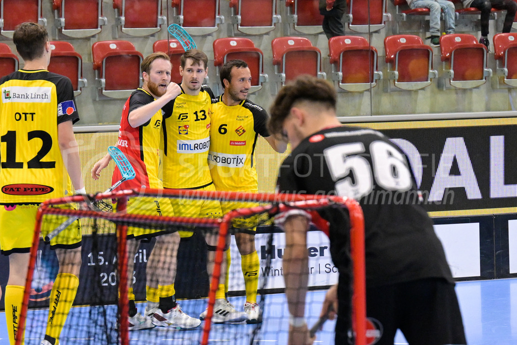 HC Rychenberg vs UHC Uster - 14. October 2022 | HC Rychenberg vs UHC Uster
AXA Arena, Winterthur
Torjubel HCR mit Severin Ott (#12 HC Rychenberg), Noah Püntener (#19 HC Rychenberg), Claudio Mutter (#13 HC Rychenberg) und Sämi Gutknecht (#6 HC Rychenberg).
Bild: Sportfotografie Markus Aeschimann | www.markus-aeschimann.ch - Realisiert mit Pictrs.com