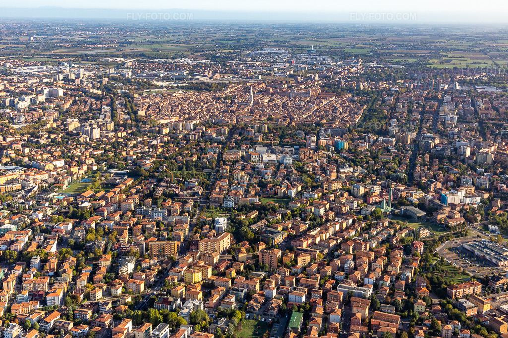 Aerial view: From the south in Modena in the state Modena, Italy. – Photo: IMG_134891.jpg taken on 09/20/2022 by Werner Riehm/FLY-FOTO.com – Resolution of the original: 5472 x 3648 px
