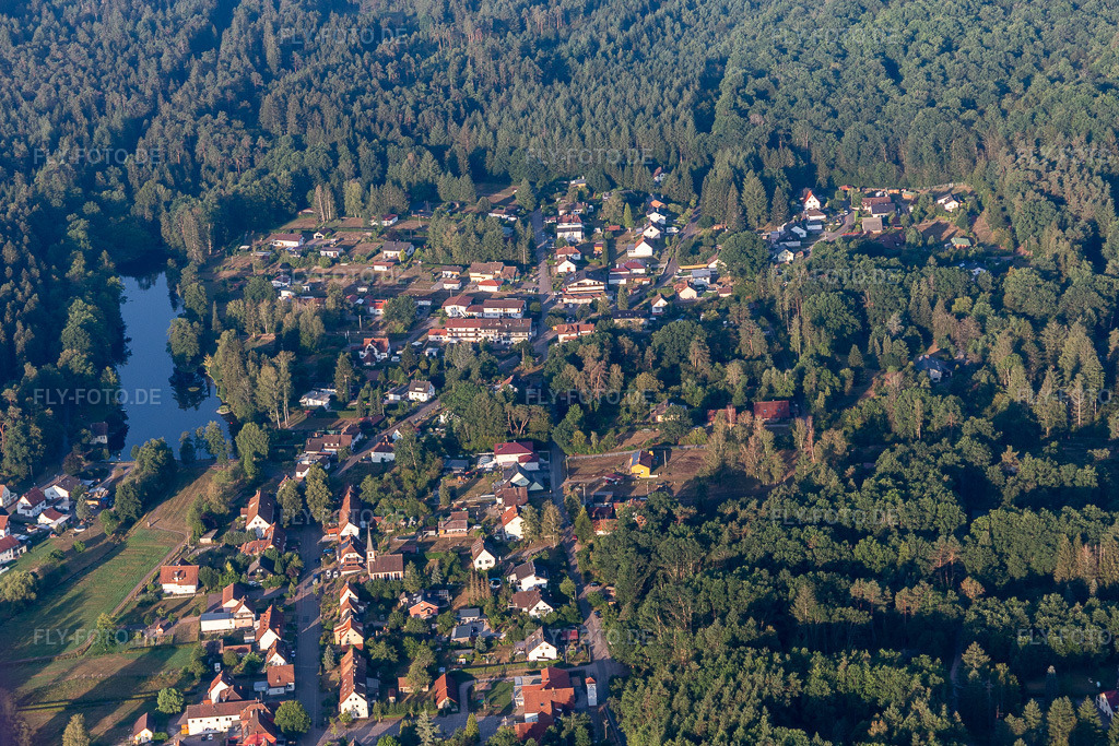 Luftbild: Rösselbach Sägmühlweiher in Ludwigswinkel im Bundesland Rheinland-Pfalz in Deutschland. Foto: IMG_121965.jpg vom 08.08.2020 durch Werner Riehm/FLY-FOTO.de
