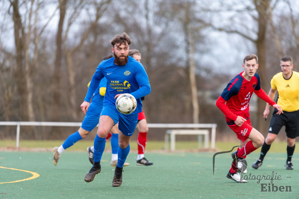 GVO Oldenburg-VFL Germania Leer | Herren Bezirks-Testspiel; GVO Oldenburg (rot)-VFL Germania Leer (blau) am 02.03.2025 in Oldenburger (Sportpark Osternburg); Photo: Philip Eiben 2025 - Realisiert mit Pictrs.com