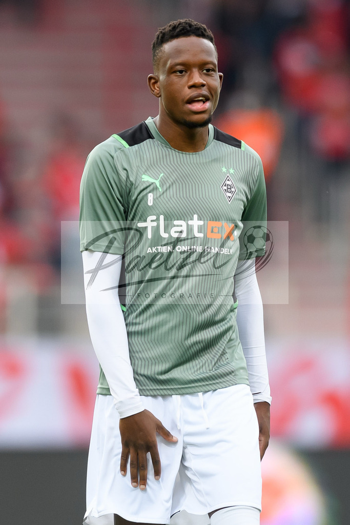 FCUBMG20210829_090 | Fussball, Herren: Denis Zakaria (Borussia Moenchengladbach) schaut beim Spiel der 1. Bundesliga zwischen 1. FC Union Berlin und Borussia Moenchengladbach im Stadion An der Alten Foersterei am 29.08.2021 in Berlin, Deutschland. - Realisiert mit Pictrs.com