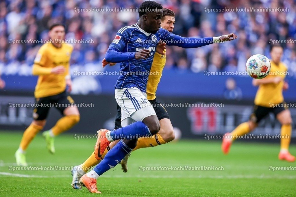 S0407022601021 | 07.02.2026, Fußball, FC Schalke 04 - SG Dynamo Dresden, 21. Spieltag, 2. Fußball Bundesliga, Veltins-Arena Gelsenkirchen, Saison 2025 2026: Christian Pierre Louis Gomis (Schalke04 #07)im Zweikampf gegen  Alexander Rossipal (Dynamo Dresden #19)  DFB regulations prohibit any use of photographs as image sequences and or quasi-video.