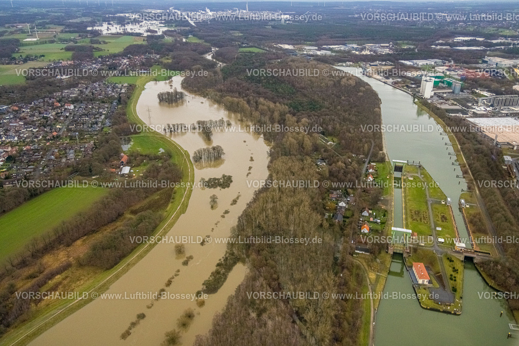 Dorsten231204247Lippe | Luftbild vom Hochwasser der Lippe, Weihnachtshochwasser 2023, Fluss Lippe tritt nach starken Regenfällen über die Ufer, Überschwemmungsgebiet Lippeaue am Wehr Schleuse Dorsten, Wesel-Datteln-Kanal, Bäume im Wasser, Hervest, Dorsten, Ruhrgebiet, Nordrhein-Westfalen, Deutschland