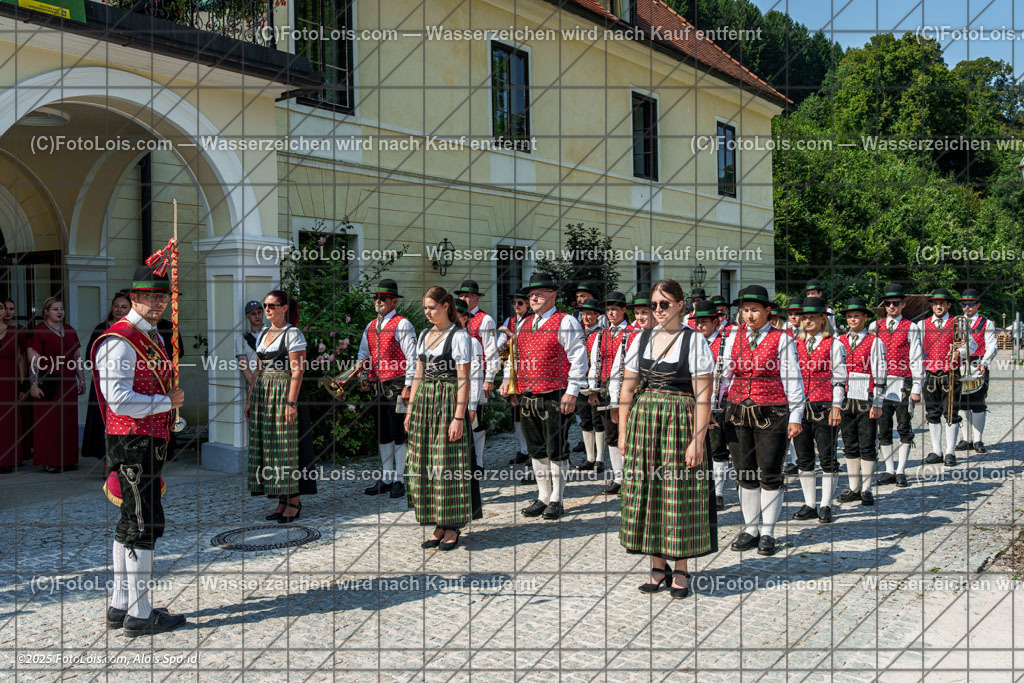 _ALP2765_Feierlicher Einzug | XLI. CHOPIN-Festival - Kartause Gaming, Fr 15. Aug. 2025, 15.30 Uhr, FEIERLICHER EINZUG in den Prälatenhof der Kartause Gaming, MUSIKKAPELLE GAMING - Kapellmeister: Andreas Kalteis, GOLDHAUBEN- UND TRACHTENGRUPPE LACKENHOF, Chor 'Resonans con Tutti' - Chorleitung: Arlena und Waldemar Galazka.