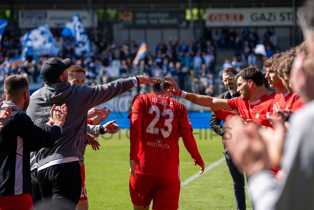 Stuttgarter Kickers vs. SG Sonnenhof Großaspach, Fussball, Regionalliga Suedwest, 34. Spieltag, 16.05.2026 | Fabian Eisele (SG Sonnenhof Großaspach, #23) bekommt die Torjägerkanonen/Torjaegerkanone überreicht/ueberreicht,Stuttgarter Kickers vs. SG Sonnenhof Großaspach, Fussball, Regionalliga Suedwest, 34. Spieltag, 16.05.2026