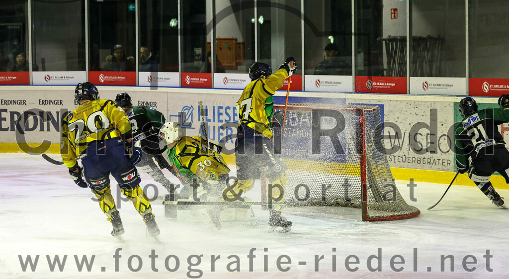 2022-12-16_095_TSV_Erding_gegen_EC_Pfaffenhofen | Erding, Deutschland, 16.12.2022:
Eishockey, Bayernliga 2022 / 2023, 21. Spieltag, TSV Erding gegen EC Pfaffenhofen, Endergebnis: 14:1

Jeremy Eisenhofer (EC Pfaffenhofen, #20), Torwart Hannes Kiefer (EC Pfaffenhofen, #30), Tom Callaghan (EC Pfaffenhofen, #17), Erik Modlmayr (Erding Gladiators, #21)

Foto: Christian Riedel / fotografie-riedel.net
