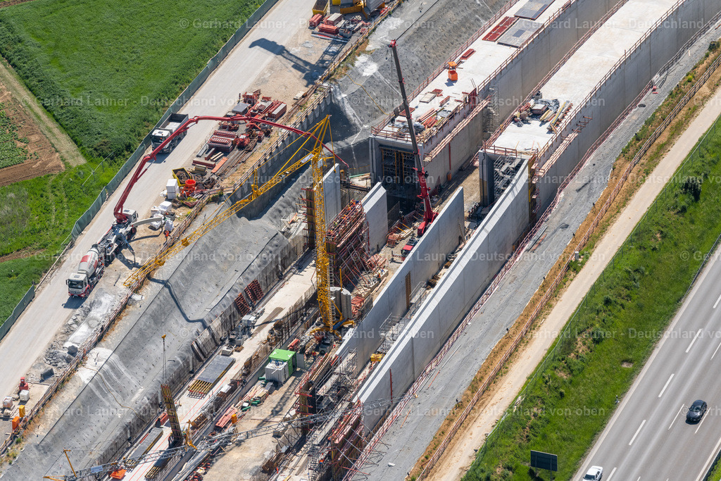 4045640 | STUTTGART 31.05.2021 Baustelle mit Tunnelführungsarbeiten für die Streckenführung und den Verlauf " Flughafentunnel " parallel zum Verlauf der Autobahn BAB A8 im Ortsteil Plieningen in Stuttgart im Bundesland Baden-Württemberg, Deutschland. Weiterführende Informationen bei: GBI Gackstatter Beratende Ingenieure GmbH,  Max Bögl Bauservice GmbH &amp; Co. KG,  Vössing Ingenieurgesellschaft mbH. // Construction site with tunneling work for the route and the "airport tunnel" course parallel to the course of the A8 motorway in the Plieningen district of Stuttgart in the state Baden-Wuerttemberg, Germany. Further information at: GBI Gackstatter Beratende Ingenieure GmbH,  Max Boegl Bauservice GmbH &amp; Co. KG,  Voessing Ingenieurgesellschaft mbH. Foto: Gerhard Launer
