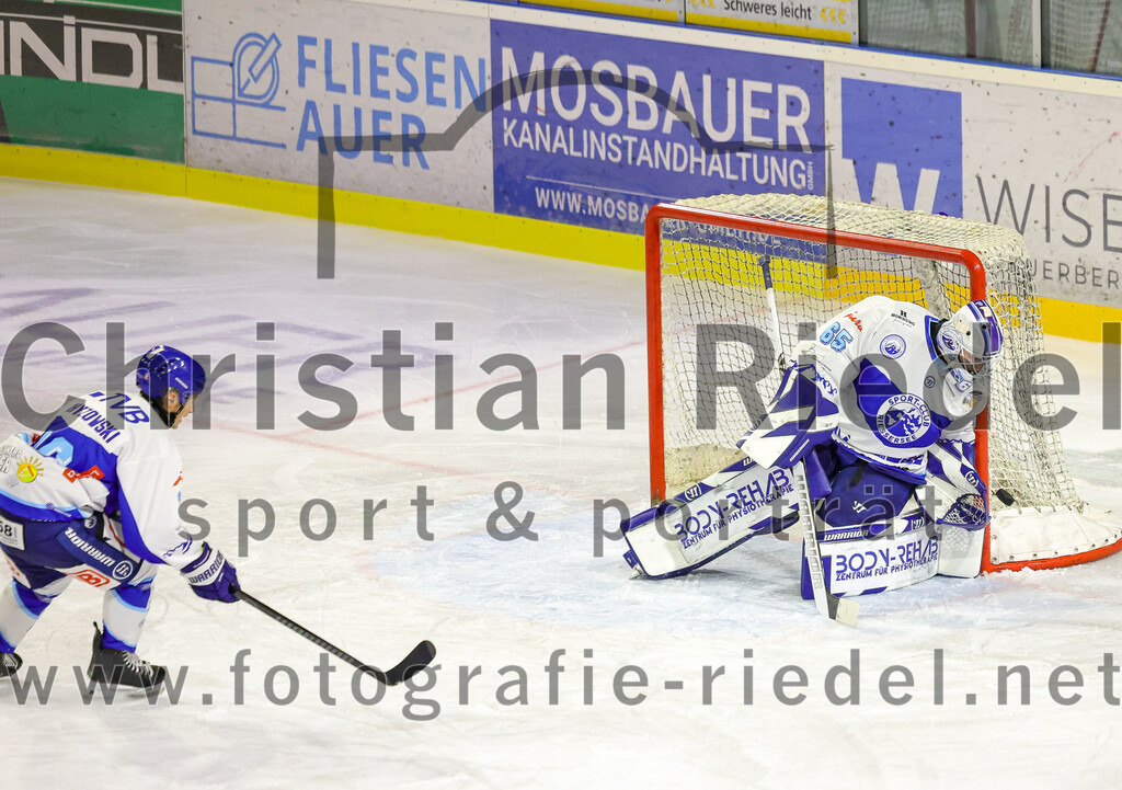 2025-09-26_100_TSV_Erding_gegen_SC_Riessersee | Erding, Deutschland, 26.09.2025:Eishockey, Oberliga Süd 2025 / 2026, 3. Spieltag, TSV Erding gegen SC Riessersee, Endergebnis: 3:5Christopher Chyzowski (SC Riessersee, #16), Torwart Patrik Mühlberger (SC Riessersee, #65)Foto: Christian Riedel / fotografie-riedel.net