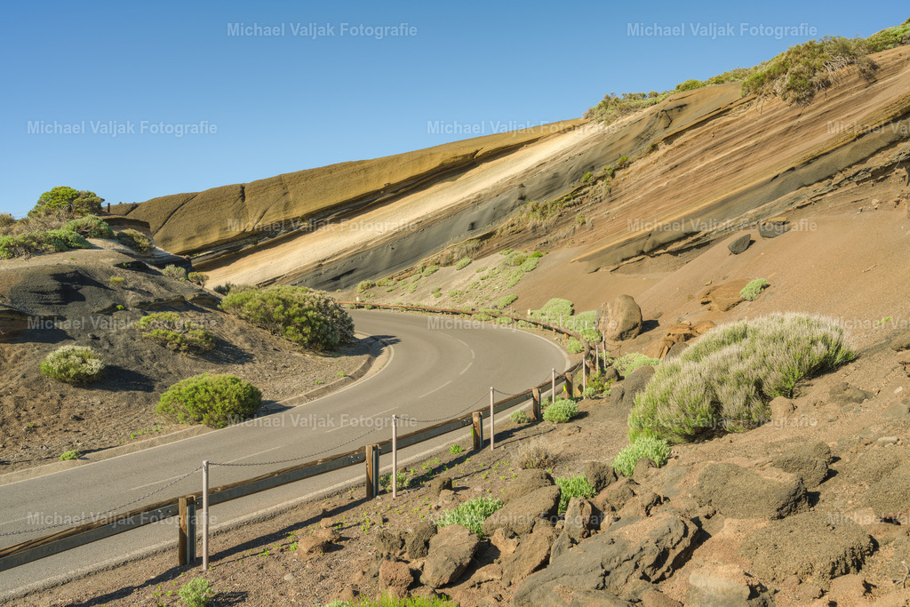 La Tarta | La Tarta ist eine beeindruckende geologische Formation auf Teneriffa, die durch die Überlagerung verschiedener Vulkanascheschichten entstanden ist. Diese Schichten zeugen von zahlreichen Eruptionen und verleihen dem Ort sein charakteristisches, geschichtetes Aussehen, das an eine Torte erinnert. Besucher können die einzigartigen Farben und Strukturen von zwei Aussichtspunkten aus bewundern, die einen herrlichen Blick auf den Teide und bei klarem Wetter auch auf die Nachbarinsel La Palma bieten. - Realisiert mit Pictrs.com