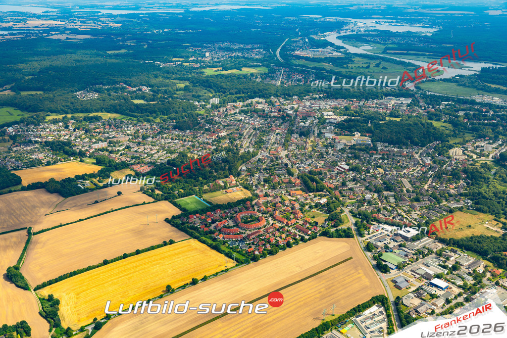 Das Luftbild der Stadt Bad Schwartau wurde 2022 vom Flugzeug heraus erstellt (keine Drohnen-Aufnahmen) Aufnahmehöhe ca.450 Meter- hohe Bildauflösung und Druck-Qualität. Garantiert!