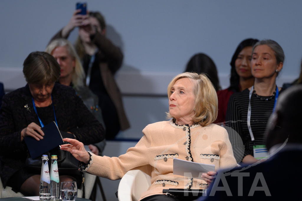 _DWI5065 | Die US-Politikerin Hillary Clinton auf der Veranstaltung Girls Just Want to Have Fundamental Rights: Fighting the Global Pushback im Rahmen der Münchner Sicherheitskonferenz 2026. München, 14.02.2026 Bayern Deutschland - Realisiert mit Pictrs.com