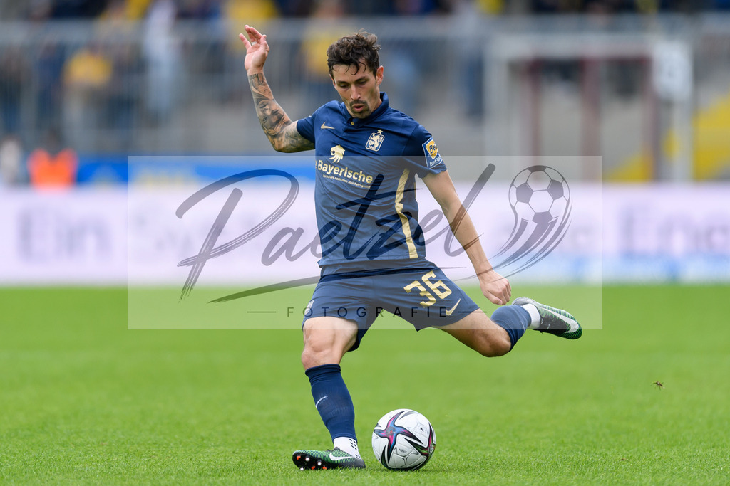 EBSTSV20210828_161 | Fussball, Herren: Phillipp Steinhart (TSV 1860 Muenchen) in Aktion, am Ball, Einzelaktion beim Spiel der 3. Liga zwischen Eintracht Braunschweig und TSV 1860 Muenchen im Eintracht-Stadion am 28.08.2021 in Braunschweig, Deutschland.DFB / DFL REGULATIONS PROHIBIT ANY USE OF PHOTOGRAPHS AS IMAGE SEQUENCES AND/OR QUASI-VIDEO. - Realisiert mit Pictrs.com