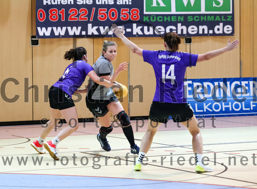 2022-11-12_066_SpVgg_Altenerding_II_gegen_SC_Kirchdorf | Erding, Deutschland, 12.11.2022:
Handball, Bezirksliga Frauen Altbayern 2022 / 2023, 5. Spieltag, SpVgg Altenerding II gegen SC Kirchdorf, Endergebnis: 24:19

Carina Ziegltrum (SpVgg Altenerding, #6), Susanne Bichlmeier (SC Kirchdorf, #2), Grit Kschischow (SpVgg Altenerding, #14)

Foto: Christian Riedel / fotografie-riedel.net