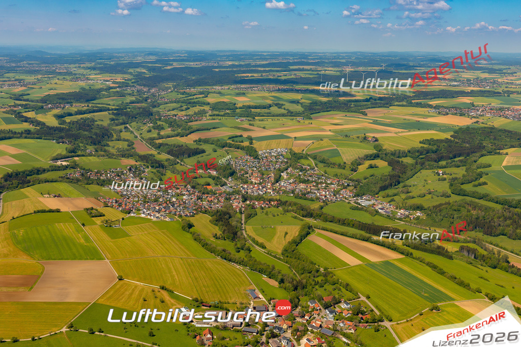 Das Luftbild zeigt :  Heuchlingen - Die Luftaufnahme wurde 2024 vom UL-Flugzeug aus erstellt ( keine Drohne ) - Hochauflösende Luftaufnahme - Für grossformatige Ausdrucke geeignet. Die Geschenkidee !Mit Lizenz und Bildrechte bestellbar