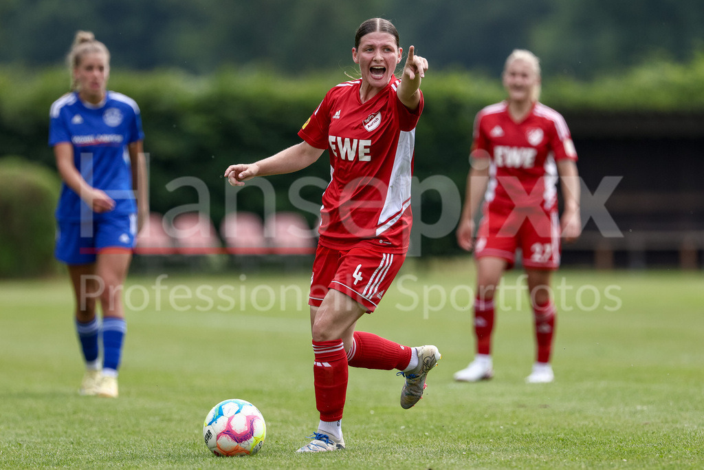 Fussball, Aufstiegsspiel Regionalliga Nord Frauen, SpVg Aurich - SSC Hagen Ahrensburg | Jane Rekowski (SpVg Aurich, 4) am Ball, Einzelbild, Ganzkörper, Aktion, Action, Spielszene, gibt Anweisungen, gestikuliert, mit den Armen gestikulieren