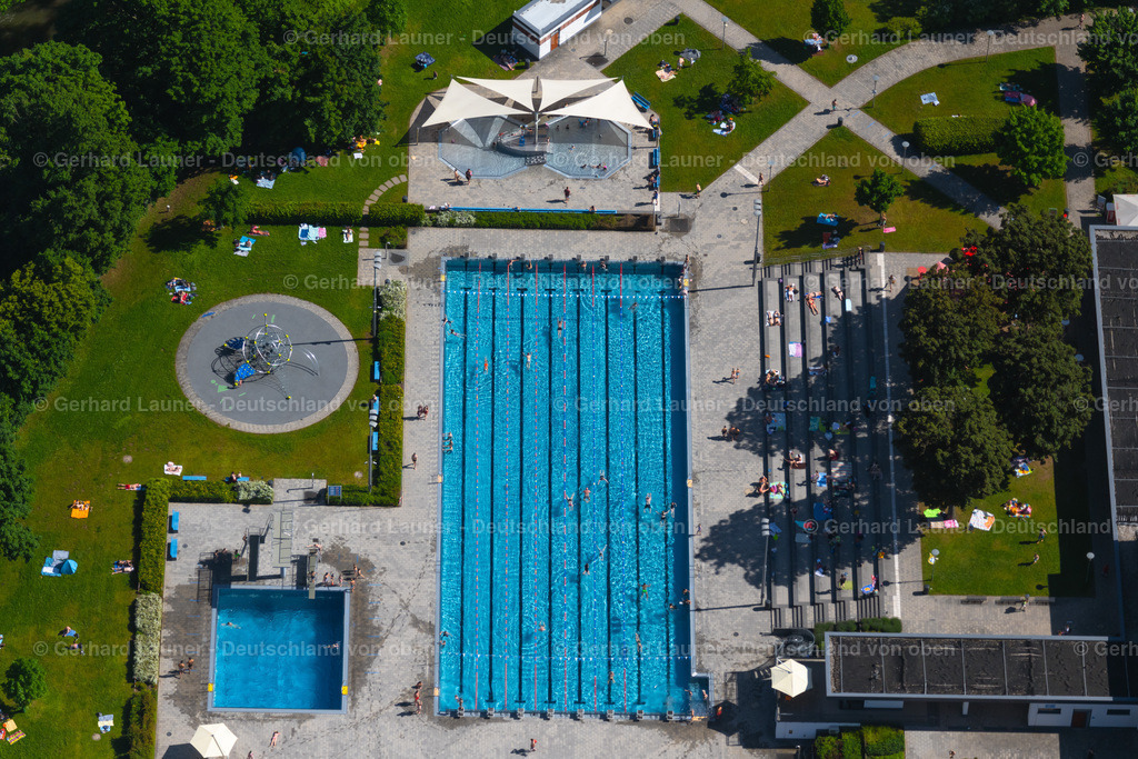 4046013 | ERFURT 14.06.2021 Schwimmbecken des Freibades " Nordbad " Im Nordpark in Erfurt im Bundesland Thüringen, Deutschland. Weiterführende Informationen bei: SWE Stadtwerke Erfurt GmbH. // Swimming pool of the " Nordbad " Im Nordpark in Erfurt in the state Thuringia, Germany. Further information at: SWE Stadtwerke Erfurt GmbH. Foto: Gerhard Launer