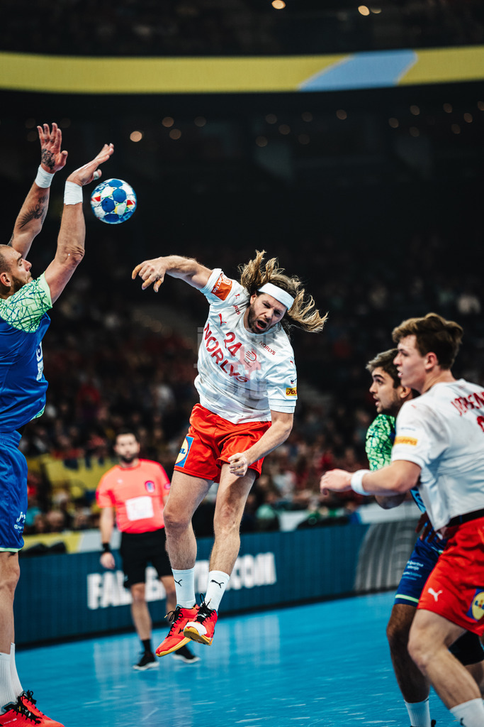 Handball | Herren | EHF EURO 2024 | European Championshop Men 2024 Final Tournament | Slowenien vs. Dänemark | 23.01.2024 | Der Wurf von Mikkel Hansen (#24, Dänemark, DEN) wird von Borut Mackovsek (#51, Slowenien, SLO) geblockt