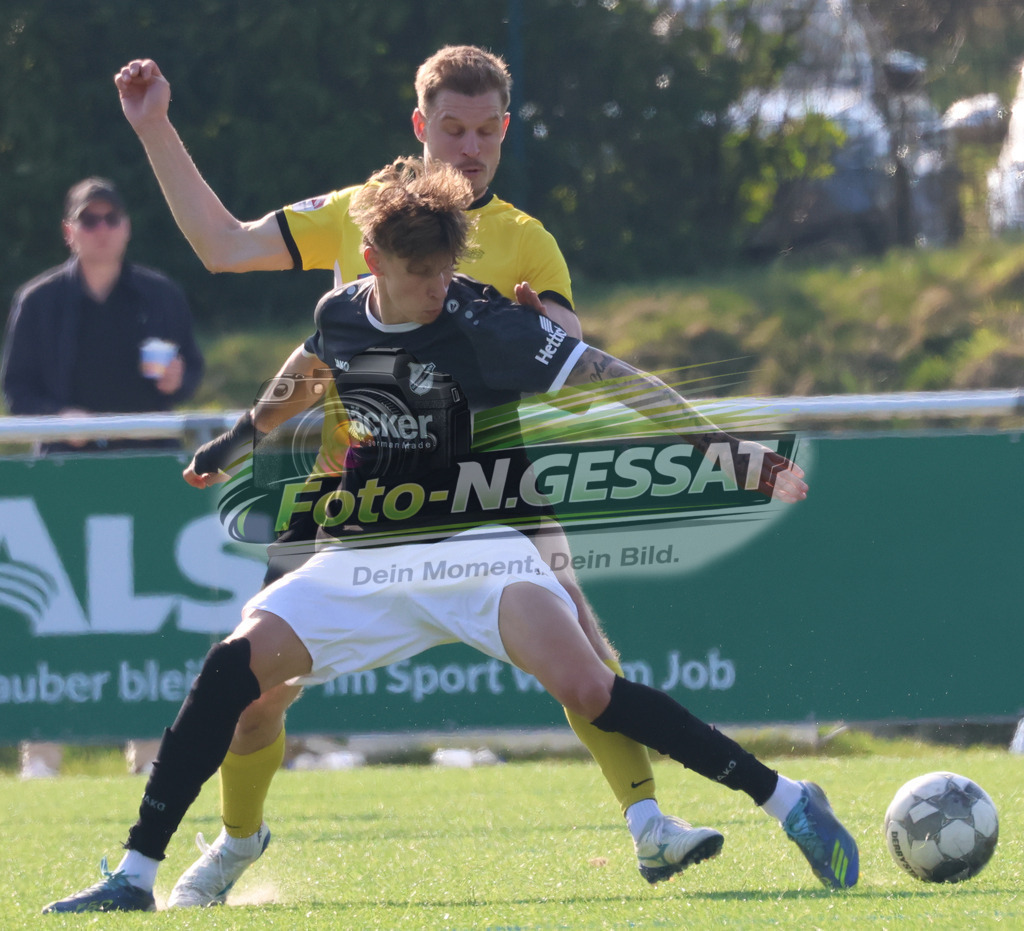 SV Rödinghausen II, FC Kaunitz | Auf dem Bild zu sehen: schwarz SV Rödinghausen II: Simon Breuer ; gelb FC Kaunitz: Leon SchmidtSV Rödinghausen II, FC Kaunitz, Saison 25/26, Westfalenliga, Deutschland - Realisiert mit Pictrs.com