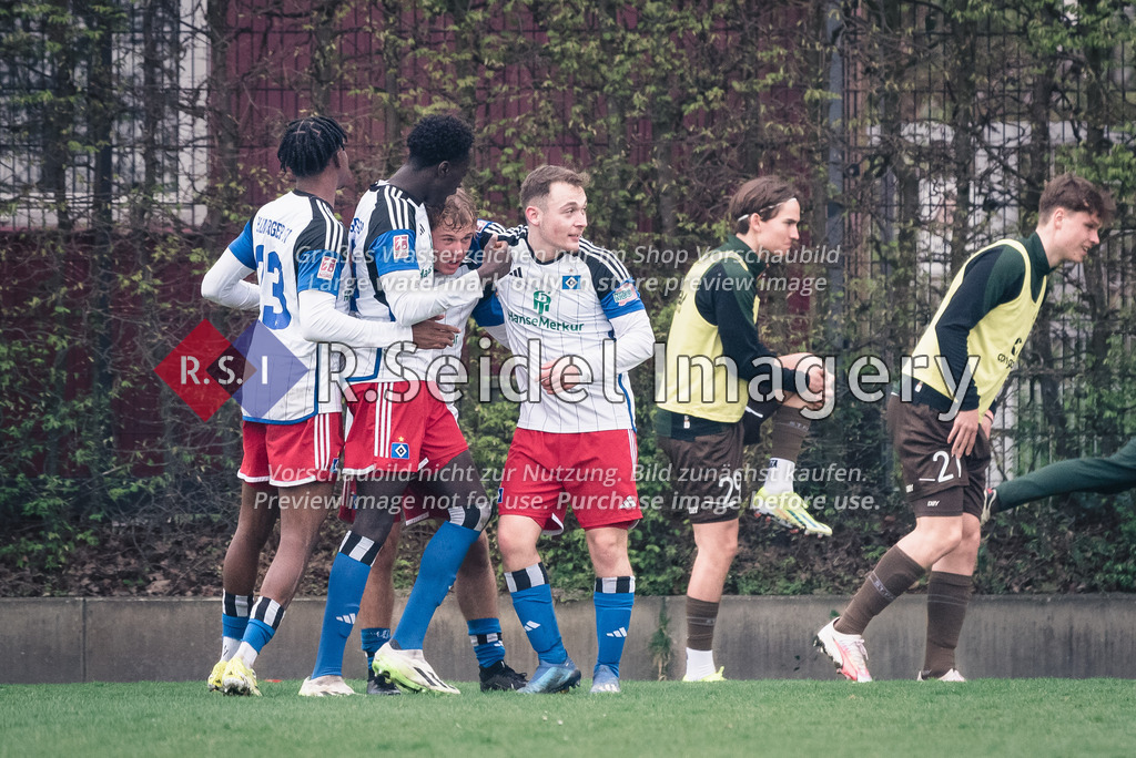 RS-1-035381 | 1:0 Tor für den HSV II. 
David Amalachukwu Igboanugo (#23), Omar Sillah (#19), Tom Sanne (#9, Torschütze) und Arlind Ibrahim Rexhepi (#11) jubeln über den Führungstreffer.