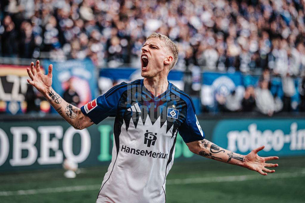 Fußball | Männer | Saison 2025/2026 | 1. Fußball-Bundesliga | 28. Spieltag | Hamburger SV vs. FC Augsburg | 04.04.2026 | Albert Gronbaek (#23, HSV) jubelt emotional heizt die Fans ein