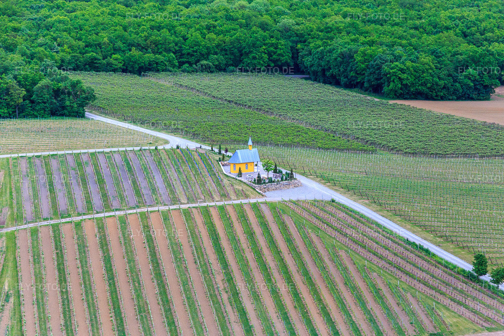 Luftbild: Weinbergskapelle in Bergtheim im Bundesland Bayern in Deutschland. Foto: IMG_078843.jpg vom 14.05.2015 durch Werner Riehm/FLY-FOTO.deWeingut Schmitt Bergtheim bei Würzburg-Franken