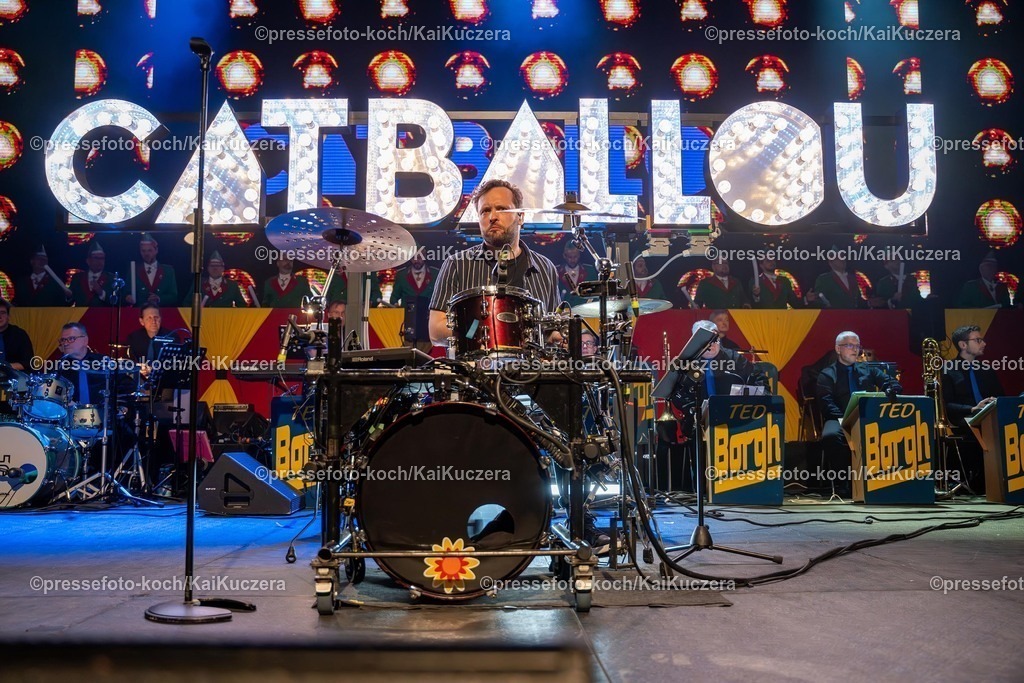 KKU25012501138 | 25.01.2025, xkkux, Düsseldorf, Karnevalsveranstaltung - Die Lachende in der Mitsubishi Electric HALLE. Die Band Cat Ballou performt bei ihrem Auftritt. Im Bild Hannes Feder
