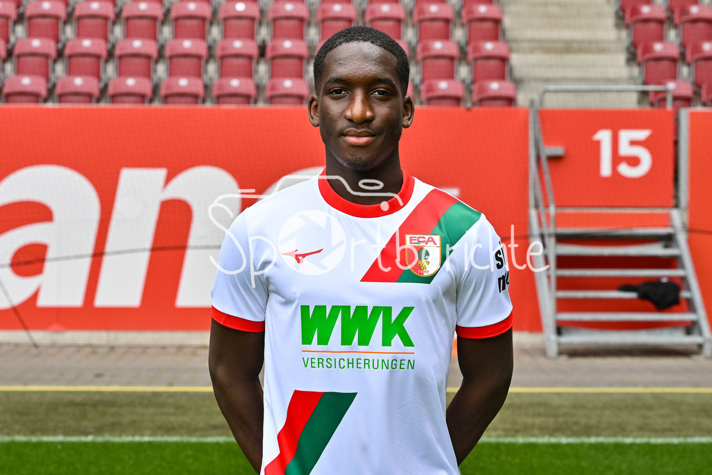 FC Augsburg 2025/26 | Kyliane DONG / Einzelfoto / Freisteller / Media Day FC Augsburg: WWK-Arena am 06.08.2025