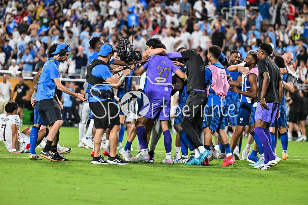 Manchester City - Al-Hilal SFC | Grenzenloser Jubel bei Al-Hilal nach dem Sieg in der Verlaengerung gegen ManCity / FIFA Club World Cup: Manchester City - Al-Hilal SFC, Camping World Stadium am 30.06.2025 / NOT FOR SALE IN USA / Yassine BOUNOU (Al-Hilal 37)